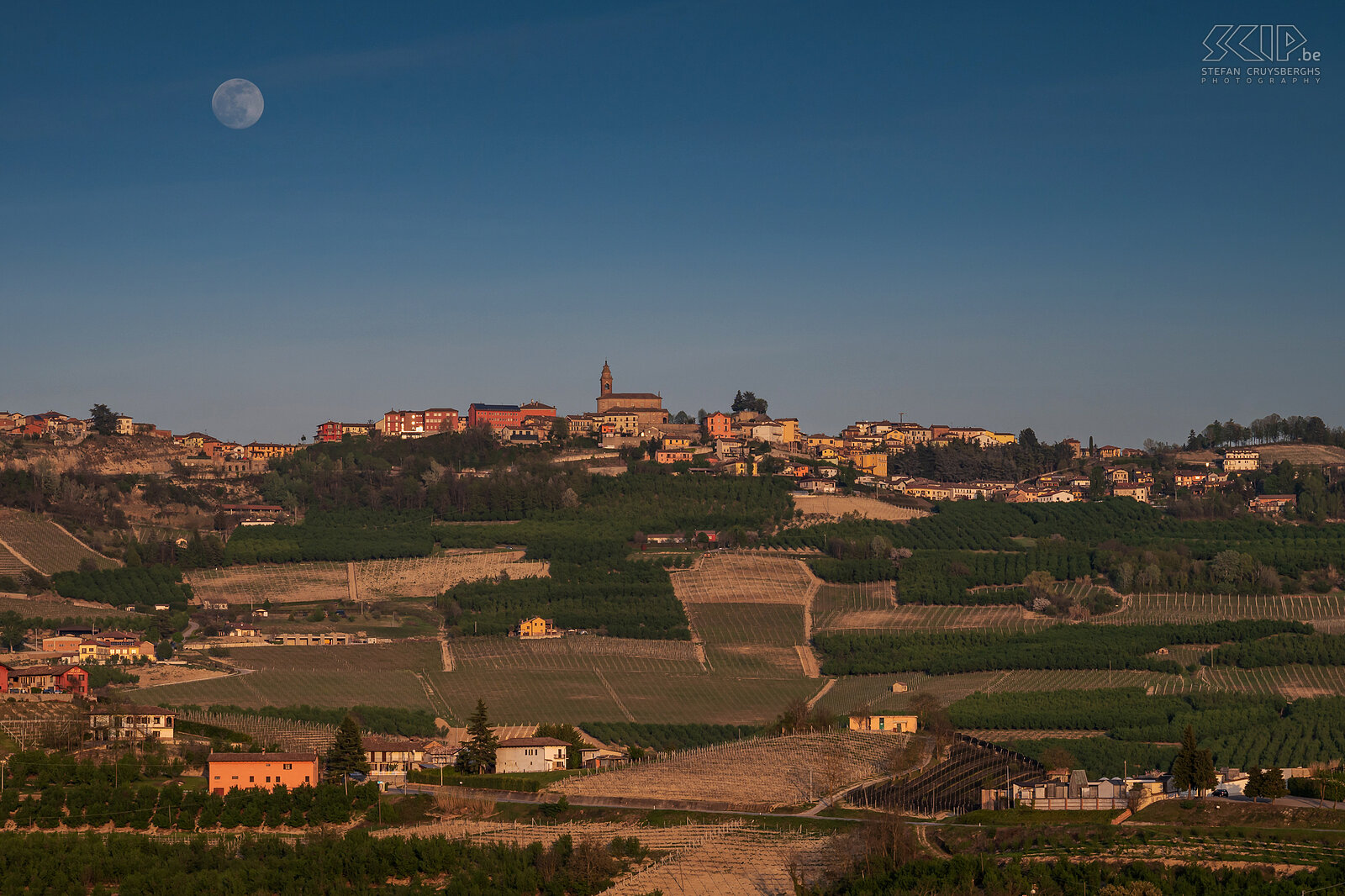Diano d'Alba - Volle maan Volle maan boven het prachtige dorpje Diano d'Alba in de Langhe Roero Monferrato regio Stefan Cruysberghs